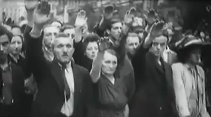 Češi hajlující na Václavském náměstí